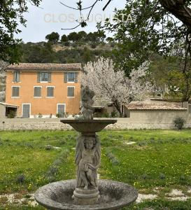 eine Statue eines Kindes in einem Brunnen im Hof in der Unterkunft Clos Augusta 1 in Riez