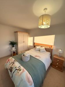 a bedroom with a bed with a basket on it at Immaculate and Quiet Double Room - Great for Business and Travel Guests in Thorpe Saint Andrew