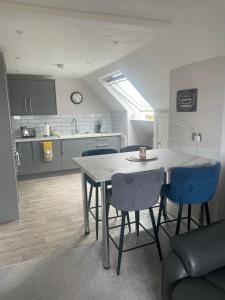 a kitchen and dining room with a table and chairs at New Forest View in Beaulieu