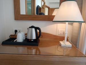 Set per la preparazione di tè e caffè presso Hotel Tourist