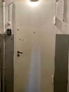 トビリシにあるPeaceful apartment in the central areaの鏡付きの部屋の白いドア