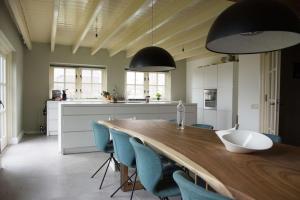Ảnh trong thư viện ảnh của Farmvilla with hottub and outdoor kitchen ở Beets
