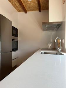 cocina con encimera blanca y fregadero en Guest House MJ, en Póvoa de Varzim