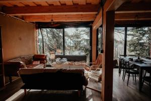 uma sala de estar com um sofá e uma mesa em Mountain Lodge Azzy, surrounded by Ultimate Peace! em Valasské Klobouky