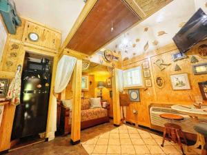 CosbyにあるTiny House, WIFI,Hot tub,Secludedのベッドとテーブルが備わる部屋