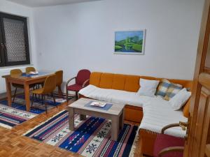 sala de estar con sofá y mesa en Apartman Insula, en Otoka