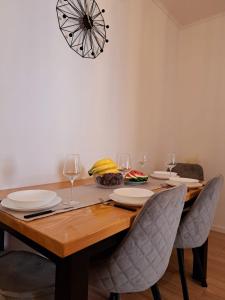 uma mesa de jantar com cadeiras e um lustre em Apartment Donna Cavtat em Zvekovica