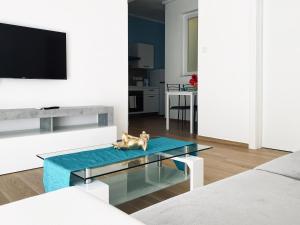 a living room with a glass coffee table at Miami Apartments in St. Julianʼs