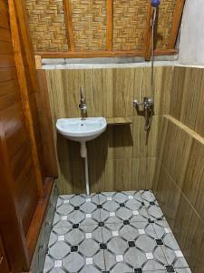 y baño con lavabo y ducha. en D'Yoga Bamboo House, en Kintamani