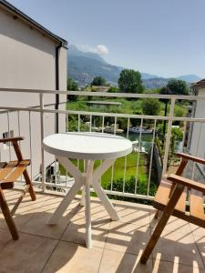 einen weißen Tisch auf einem Balkon mit 2 Stühlen in der Unterkunft Gospava Apartman in Igalo