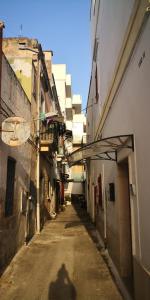 una sombra de una persona caminando por un callejón en Casa Vacanze Arturo en Bari