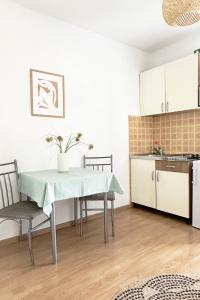 Kuchyň nebo kuchyňský kout v ubytování Holiday Apartments Soparin + 25 fotografií