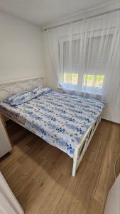バニャ・ルカにあるVilla Park Banja Lukaの窓付きの客室の白いベッド1台