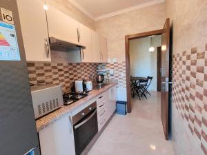 een keuken met een fornuis en een aanrecht bij Appartment in Tanger City Center - 5min to The Beach - Free Parking in Tanger