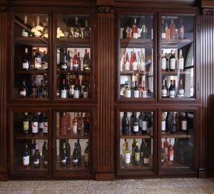 una habitación llena de muchas botellas de alcohol en Hotel Carmen en Predeal