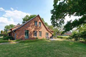 a brick house with a large yard in front of it at Ferienhaus Mein Stall in Borken