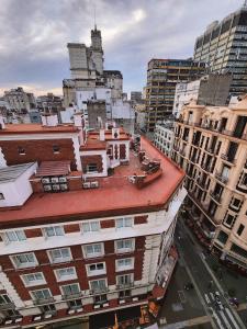 una vista aérea de una ciudad con edificios altos en ocupado en Buenos Aires