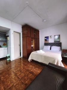 1 dormitorio con 1 cama y suelo de madera en ocupado en Buenos Aires