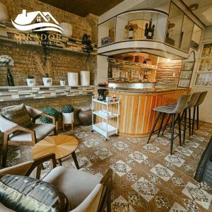 een bar in een restaurant met stoelen en tafels bij Mirador Old-Time House walking distance to Lourdes Grotto in Baguio