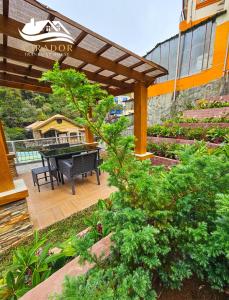 eine Terrasse mit einem Tisch und einem Klavier im Garten in der Unterkunft Mirador Old-Time House walking distance to Lourdes Grotto in Baguio City