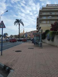 una parada de autobús al costado de una calle de la ciudad en Cosy Studio Soleia, 50m from sea side, en Menton