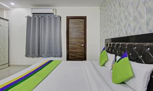 Postel nebo postele na pokoji v ubytování Treebo Modern Stays
