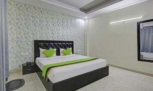Postel nebo postele na pokoji v ubytování Treebo Modern Stays