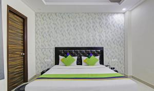 Postel nebo postele na pokoji v ubytování Treebo Modern Stays