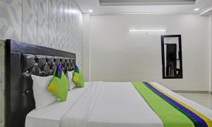Postel nebo postele na pokoji v ubytování Treebo Modern Stays