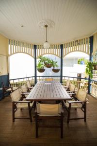 una gran mesa de madera y sillas en una habitación en Brisbane Manor, en Brisbane