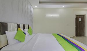 Postel nebo postele na pokoji v ubytování Treebo Modern Stays