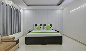 Postel nebo postele na pokoji v ubytování Treebo Modern Stays