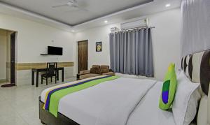 TV a/nebo společenská místnost v ubytování Treebo Modern Stays