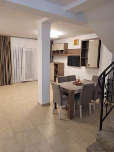 Una cocina y un comedor con mesa y sillas. en David INN, en Băile Felix 19 fotos más