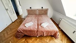 コペンハーゲンにあるCarolinas Apartment - Studie 4th floorのベッドルーム1室(枕2つ付)