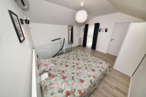 1 dormitorio con 1 cama con edredón de flores en Magda en Kožino