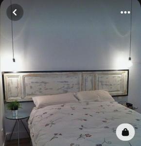 1 dormitorio con 1 cama grande y cabecero de madera en DonaLisa en Andrano