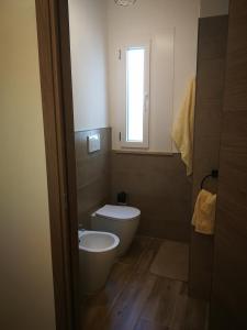 een badkamer met een toilet en een raam bij DonaLisa in Andrano