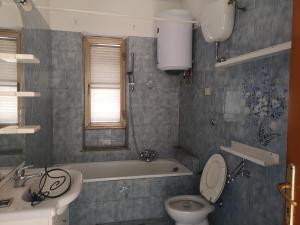 uma casa de banho com uma banheira, um WC e um lavatório. em Porzione di Casale Ultima Spiaggia em Graticciare
