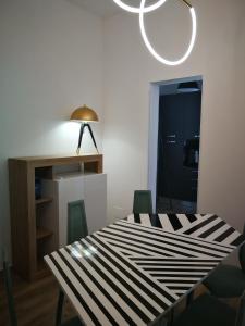uma sala de jantar com uma mesa com riscas pretas e brancas em DonaLisa em Andrano