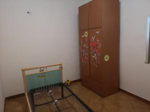 een kamer met een dressoir en een bed naast een kast bij Porzione di Casale Ultima Spiaggia in Graticciare