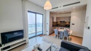 TV a/nebo společenská místnost v ubytování STAY BY LATINEM Luxury 1BR Holiday Home CVR A2910 Near Burj Khalifa