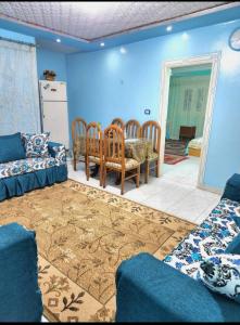 un soggiorno con divano, tavolo e sedie di Family friendly 3 bedrooms apartment for rent in Hadayek El Maadi. a Il Cairo