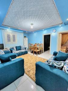 un soggiorno con pareti blu e divani blu di Family friendly 3 bedrooms apartment for rent in Hadayek El Maadi. a Il Cairo