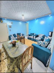 una camera con tavolo, sedie e divano di Family friendly 3 bedrooms apartment for rent in Hadayek El Maadi. a Il Cairo
