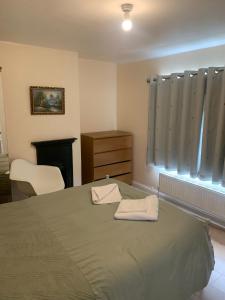 um quarto com uma cama com duas toalhas em Oak em Whetstone
