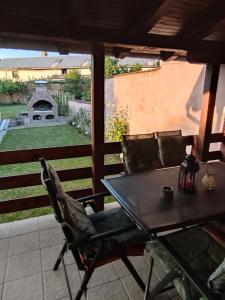 une table et des chaises sur une terrasse avec une cheminée dans l'établissement Kuća za odmor KOD MARE, à Vukovar