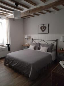 ein Schlafzimmer mit einem großen weißen Bett in einem Zimmer in der Unterkunft Il Cavallo a Dondolo in Abbadia San Salvatore