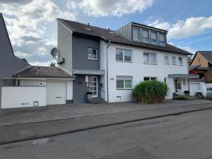 ein großes weißes Haus mit Garage in der Unterkunft Wohnung für 4 Pers in Sechtem bei Köln/Bonn, DB-Anschluß in Bornheim