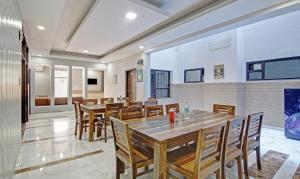 TV a/nebo společenská místnost v ubytování Treebo Modern Stays